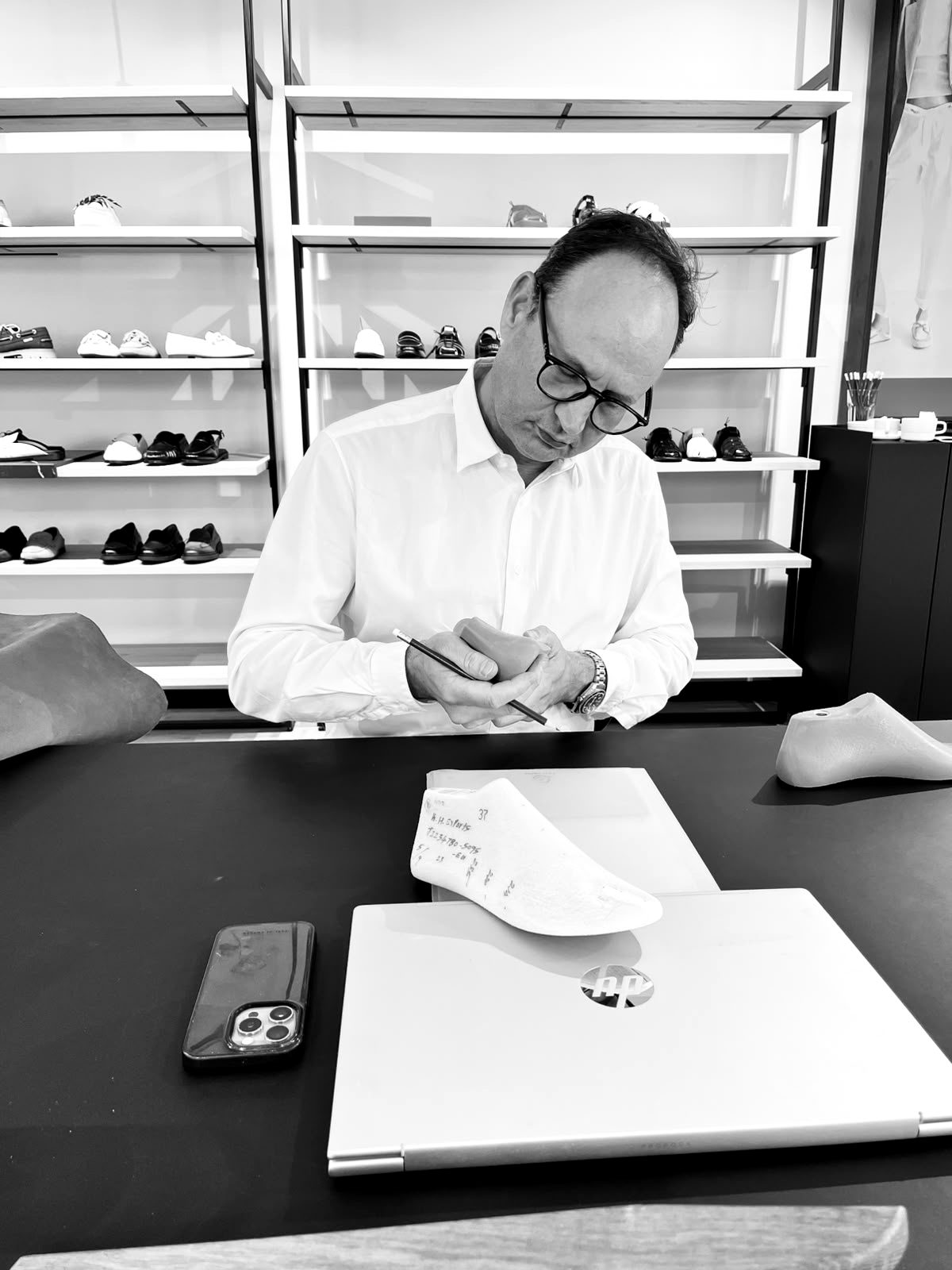 Michael Weyergans arbeitet am Leisten